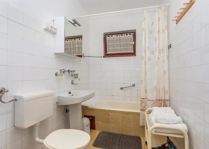 3 Bedroom Awesome In Malinska