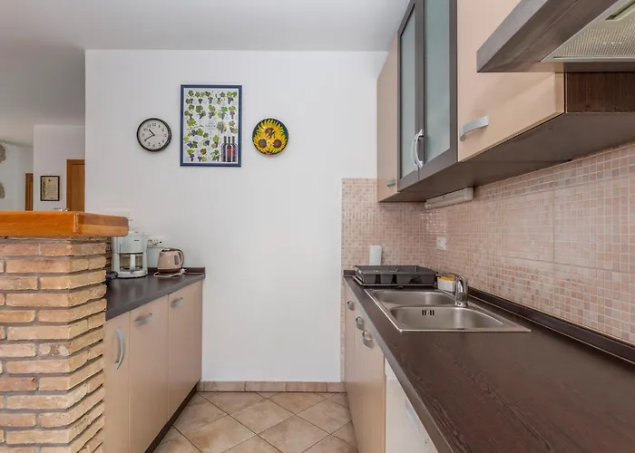 3 Bedroom Awesome In 아파트 말린스카